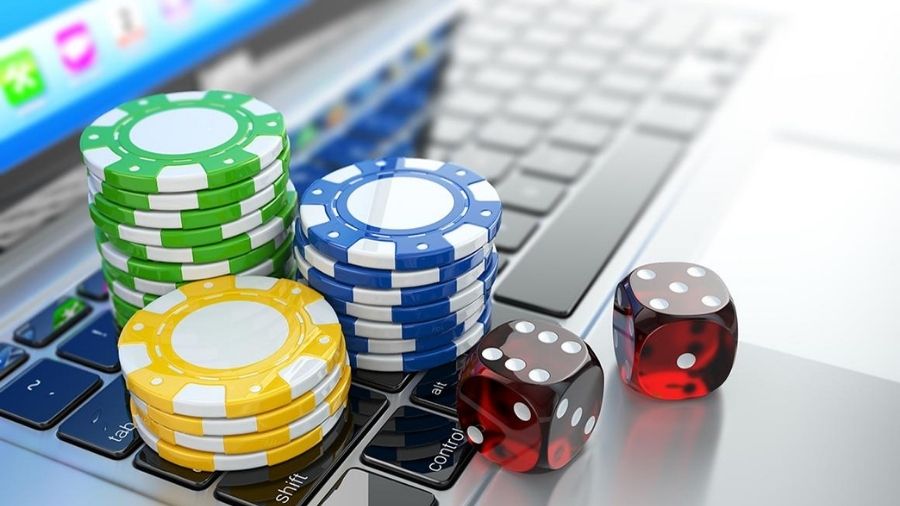 The Evolution of Social Dynamics in Online Casinos: From Solitude to Community